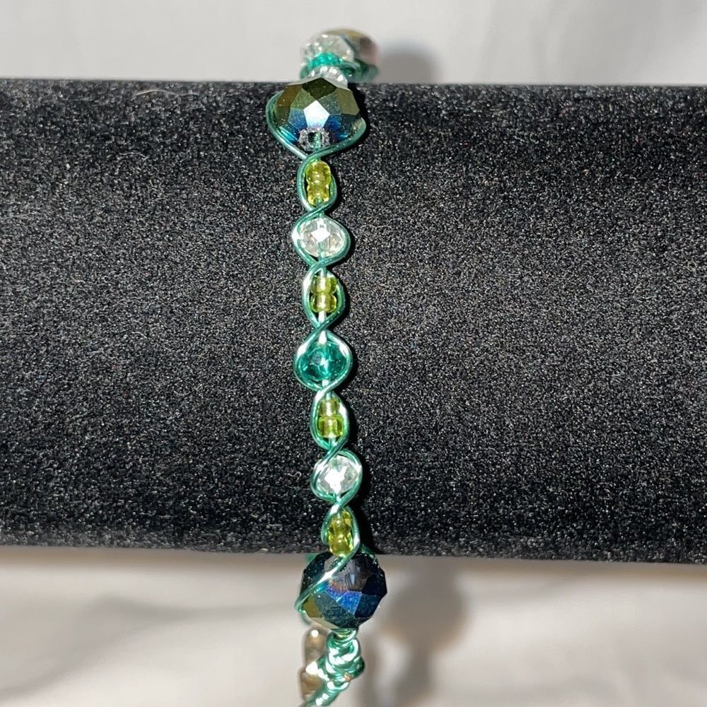 Beaded and wire bracelet - Picture 3 of 5